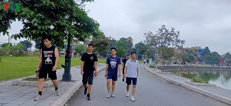 nguoi dan tu "noi long" cach ly, nhieu quan an, ca phe mo cua don khach hinh 7