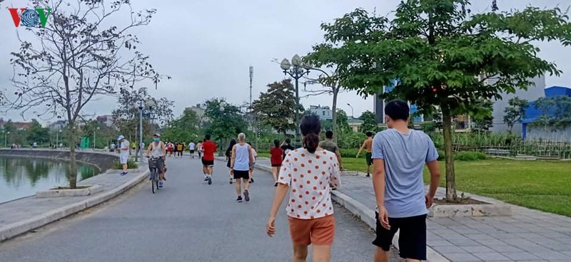 nguoi dan tu "noi long" cach ly, nhieu quan an, ca phe mo cua don khach hinh 8