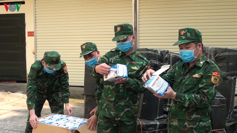 bien phong lang son bat giu 50.000 khau trang y te xuat lau qua bien gioi hinh 1