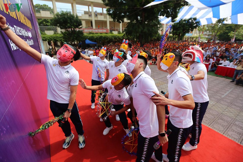 chum anh: bui tien dung bat khoc khi trai long ve uoc mo voi cdv nhi  hinh 3