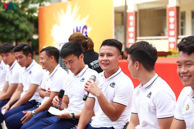 chum anh: bui tien dung bat khoc khi trai long ve uoc mo voi cdv nhi  hinh 4