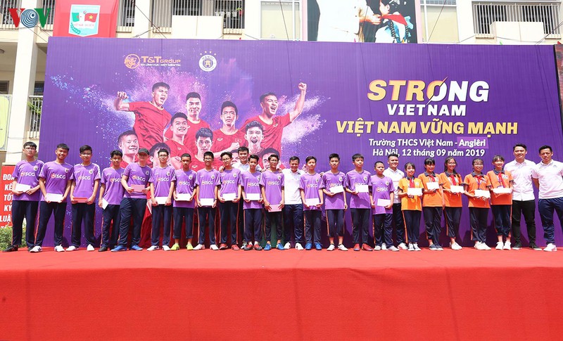chum anh: bui tien dung bat khoc khi trai long ve uoc mo voi cdv nhi  hinh 6
