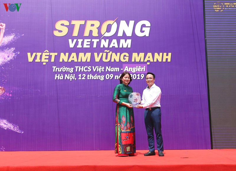 chum anh: bui tien dung bat khoc khi trai long ve uoc mo voi cdv nhi  hinh 7