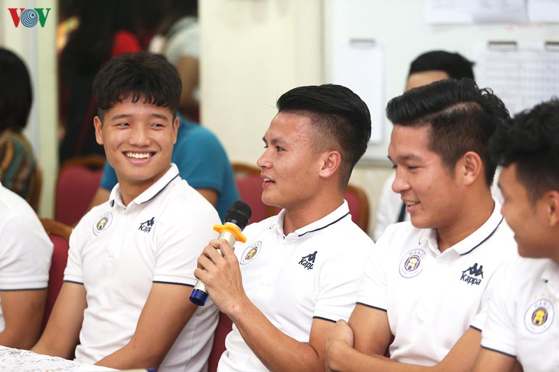 chum anh: bui tien dung bat khoc khi trai long ve uoc mo voi cdv nhi  hinh 8