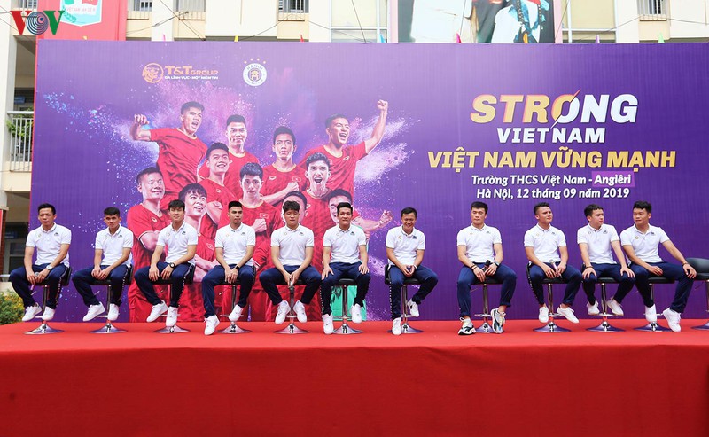 chum anh: bui tien dung bat khoc khi trai long ve uoc mo voi cdv nhi  hinh 9