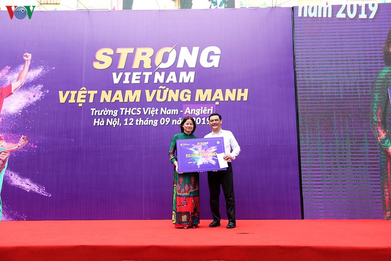 chum anh: bui tien dung bat khoc khi trai long ve uoc mo voi cdv nhi  hinh 10