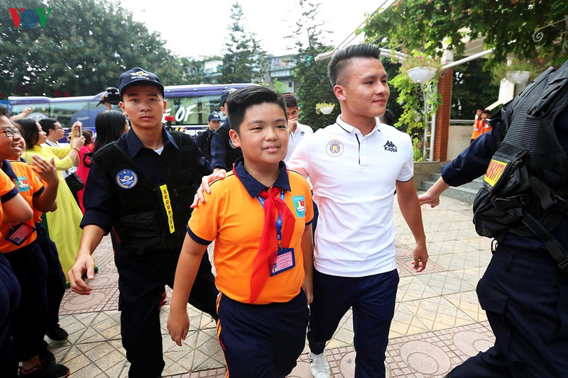 chum anh: bui tien dung bat khoc khi trai long ve uoc mo voi cdv nhi  hinh 1