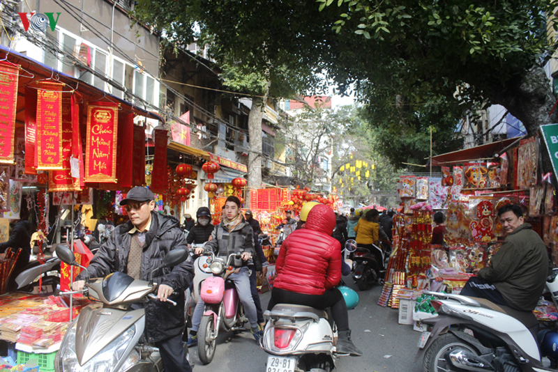 anh: pho hang ma nhon nhip ngay giap tet hinh 1