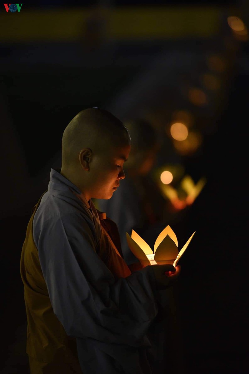 hon 6.000 nguoi du dai le tuong niem, thap nen tri an ni su dieu nhan hinh 15