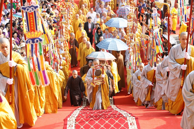 hon 6.000 nguoi du dai le tuong niem, thap nen tri an ni su dieu nhan hinh 1
