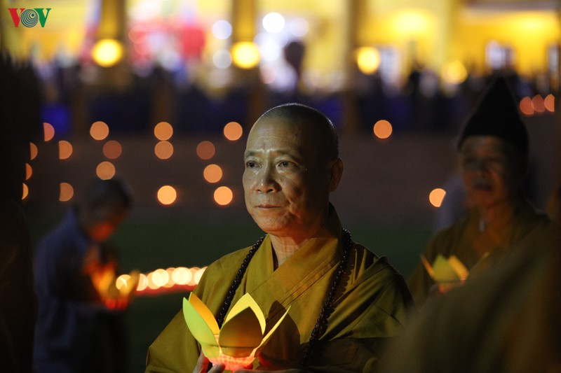 hon 6.000 nguoi du dai le tuong niem, thap nen tri an ni su dieu nhan hinh 13