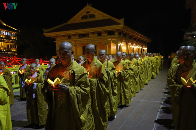 hon 6.000 nguoi du dai le tuong niem, thap nen tri an ni su dieu nhan hinh 18