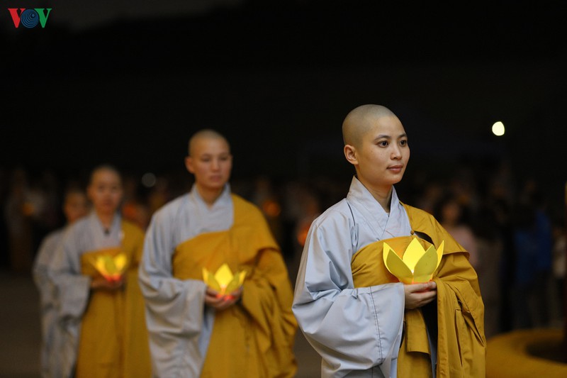 hon 6.000 nguoi du dai le tuong niem, thap nen tri an ni su dieu nhan hinh 20