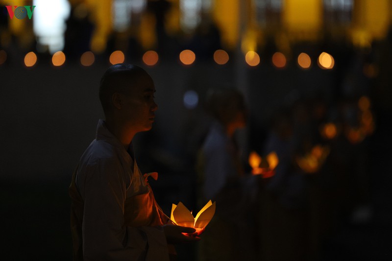 hon 6.000 nguoi du dai le tuong niem, thap nen tri an ni su dieu nhan hinh 17