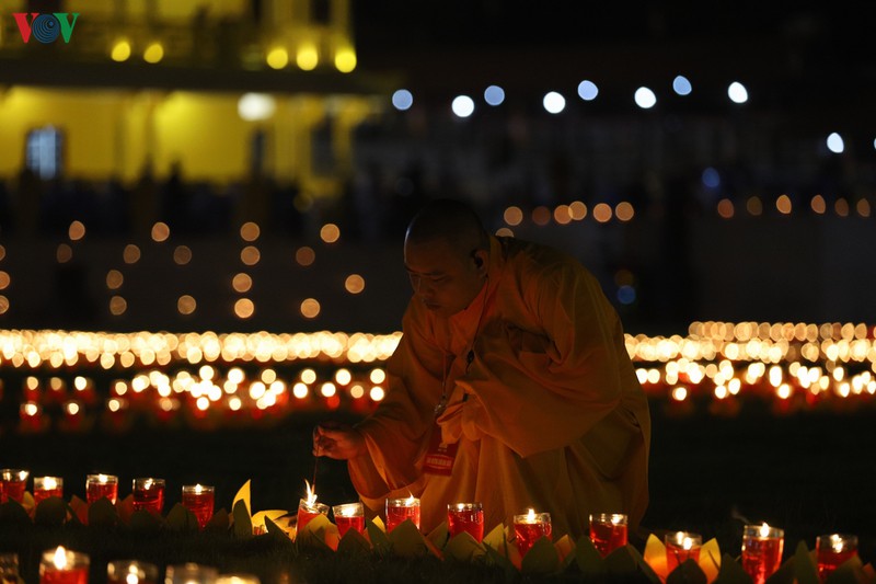 hon 6.000 nguoi du dai le tuong niem, thap nen tri an ni su dieu nhan hinh 16