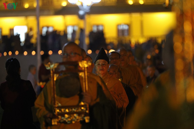 hon 6.000 nguoi du dai le tuong niem, thap nen tri an ni su dieu nhan hinh 12