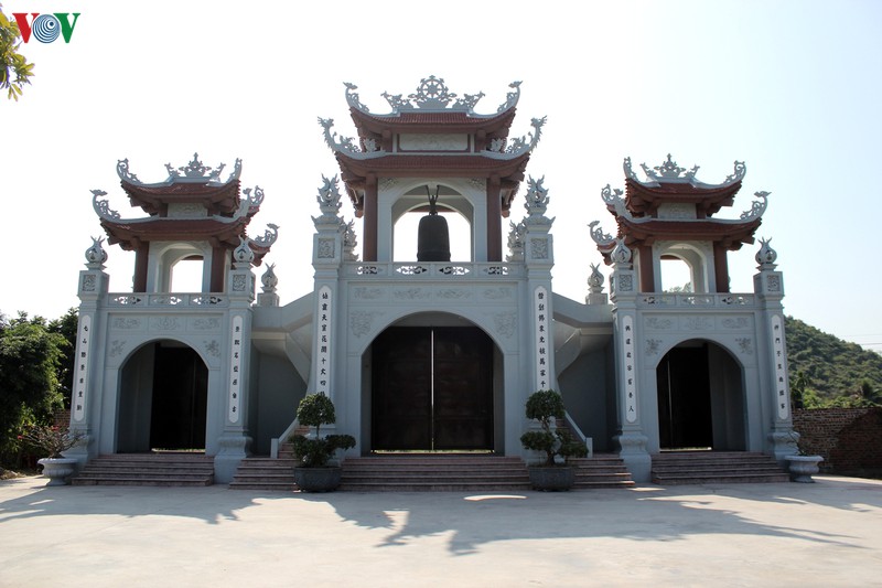 chua canh huong - diem nhan trong tour du lich lang que yen duc hinh 15