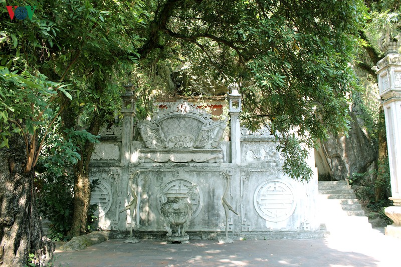 chua canh huong - diem nhan trong tour du lich lang que yen duc hinh 12