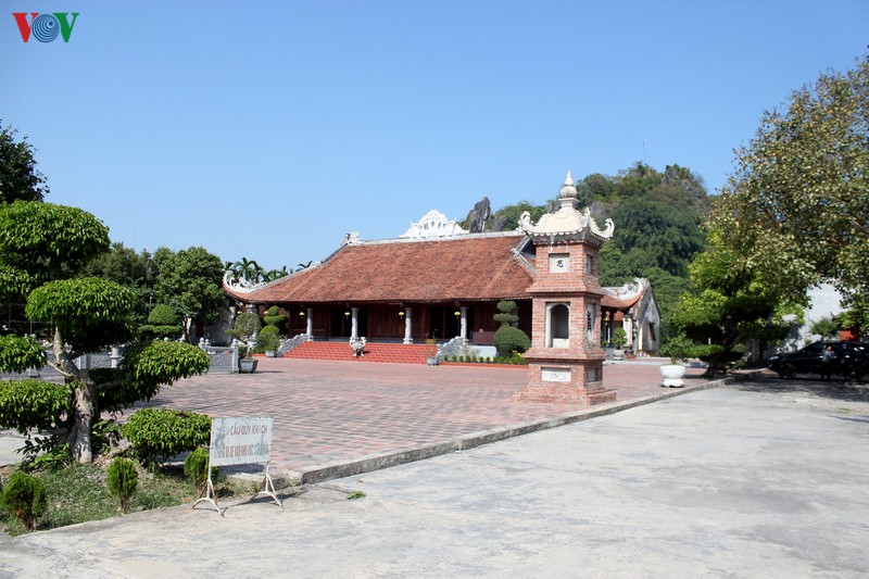 chua canh huong - diem nhan trong tour du lich lang que yen duc hinh 2