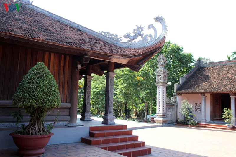 chua canh huong - diem nhan trong tour du lich lang que yen duc hinh 6