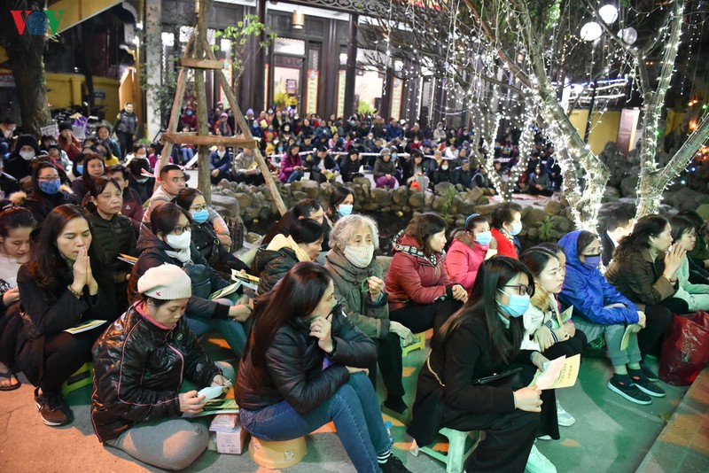 cau an dau nam: dan khong ngoi long duong, deo khau trang phong corona hinh 7