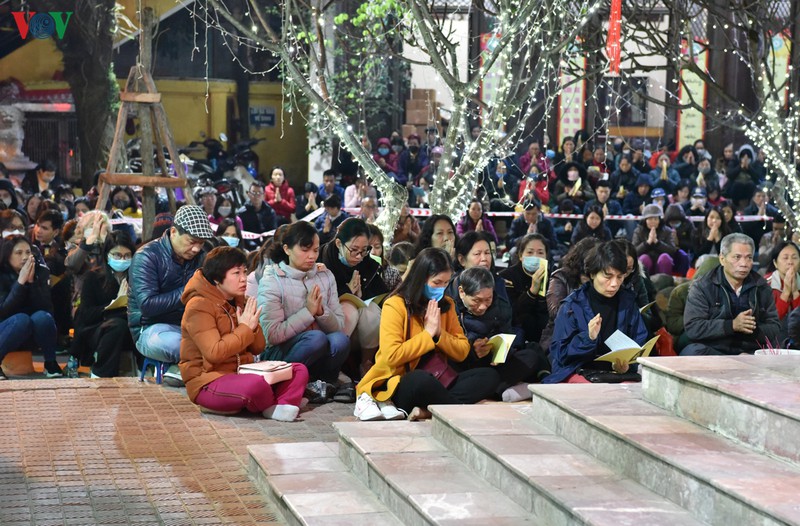 cau an dau nam: dan khong ngoi long duong, deo khau trang phong corona hinh 8