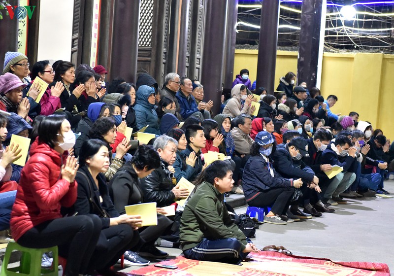 cau an dau nam: dan khong ngoi long duong, deo khau trang phong corona hinh 10