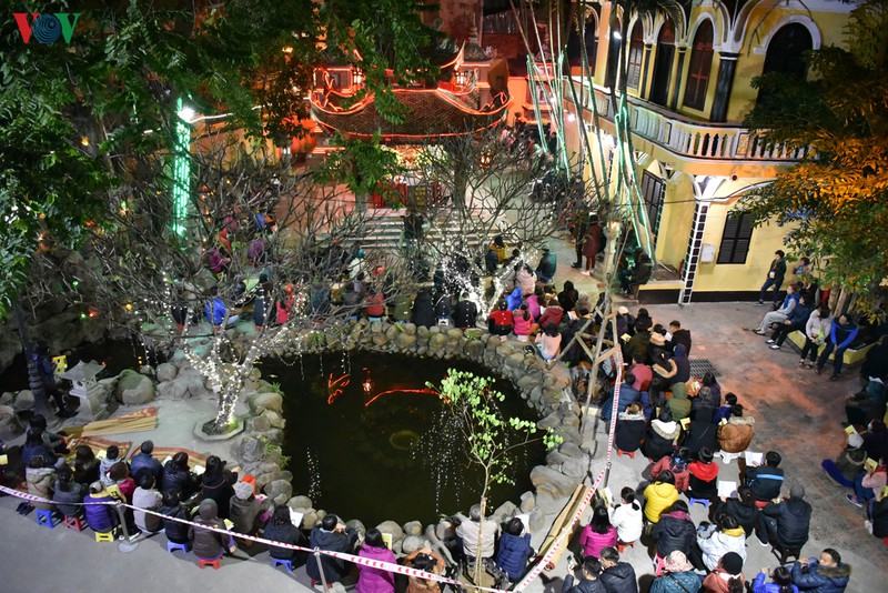 cau an dau nam: dan khong ngoi long duong, deo khau trang phong corona hinh 9
