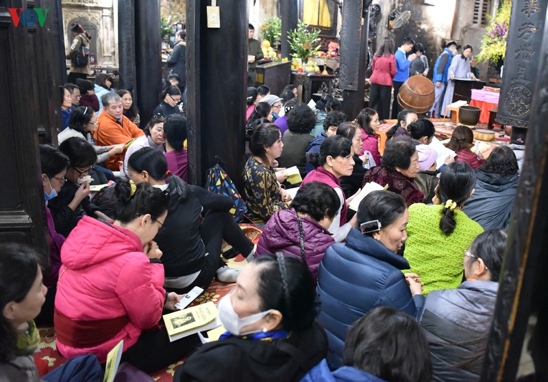 cau an dau nam: dan khong ngoi long duong, deo khau trang phong corona hinh 1