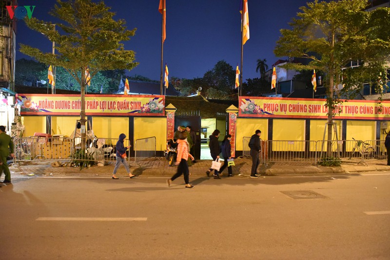 cau an dau nam: dan khong ngoi long duong, deo khau trang phong corona hinh 17