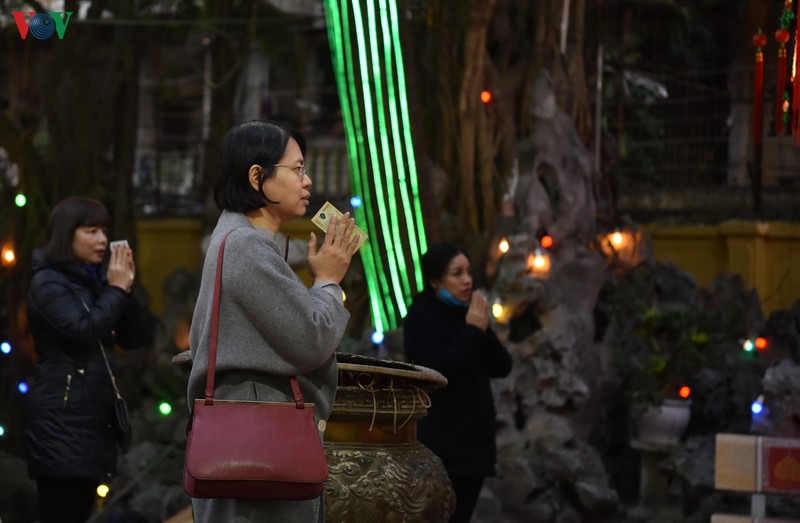 cau an dau nam: dan khong ngoi long duong, deo khau trang phong corona hinh 5