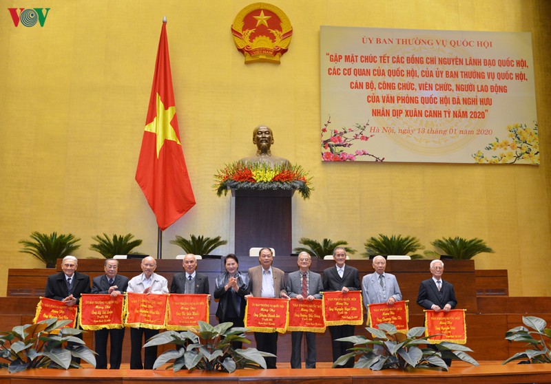 chu tich quoc hoi gap mat, chuc tet cac can bo huu tri cua quoc hoi hinh 2