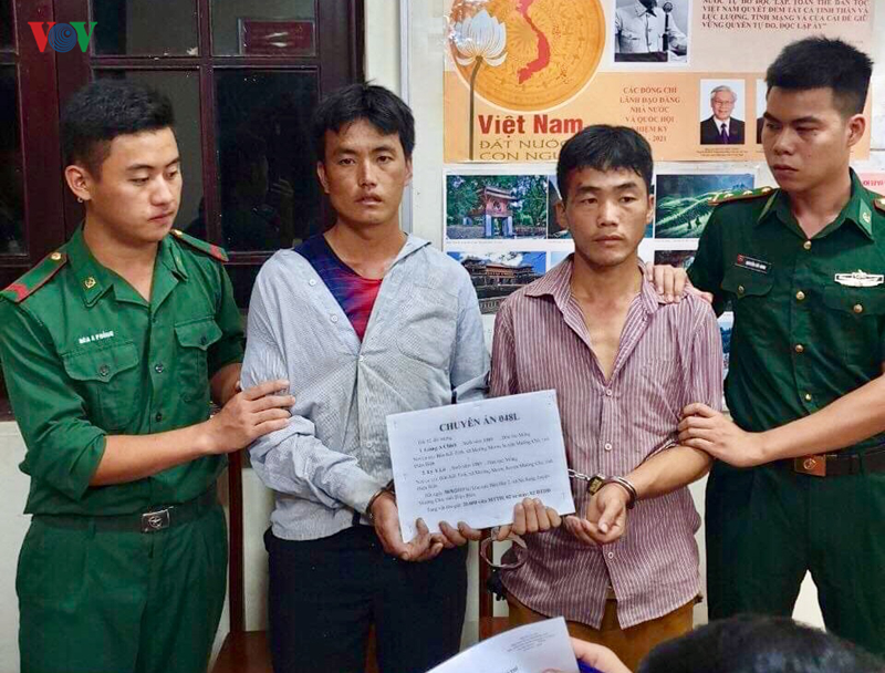 bat 2 doi tuong van chuyen 20.000 vien ma tuy trong dem hinh 1