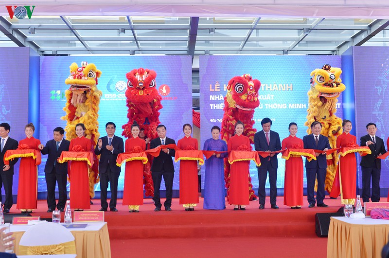 chu tich quoc hoi tham va lam viec tai khu cong nghe cao hoa lac hinh 4