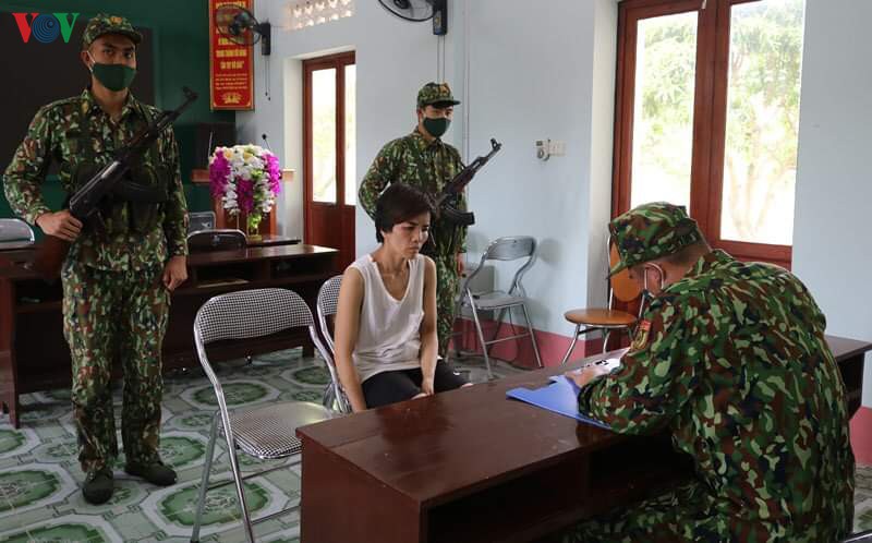 don bien phong quang ninh bat giu doi tuong mua ban, tang tru ma tuy hinh 1