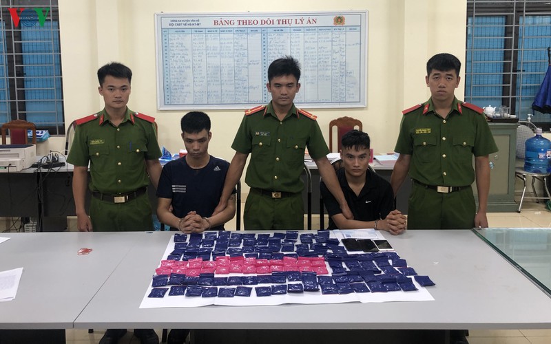 bat giu 4 doi tuong lien quan den mua ban lien tinh hon 23.000 vien ma tuy hinh 1