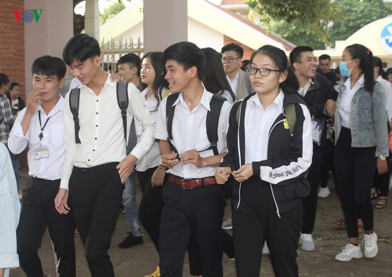 ngay thi dau tien: van co nhieu thi sinh mang dien thoai vao phong thi hinh 11