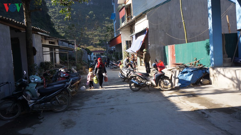 doc dao cho phien cua nguoi tay-nung o thong hue, cao bang hinh 14