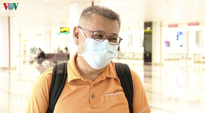 nhieu khach quoc te den san bay noi bai "quen" deo khau trang hinh 9