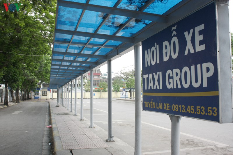 anh: ben xe o ha noi khong mot bong nguoi ngay dau thuc hien cach ly xa hoi hinh 11
