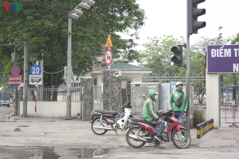 anh: ben xe o ha noi khong mot bong nguoi ngay dau thuc hien cach ly xa hoi hinh 12
