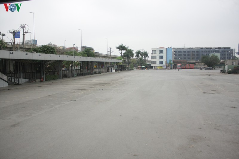 anh: ben xe o ha noi khong mot bong nguoi ngay dau thuc hien cach ly xa hoi hinh 13