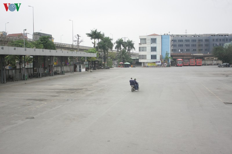 anh: ben xe o ha noi khong mot bong nguoi ngay dau thuc hien cach ly xa hoi hinh 15