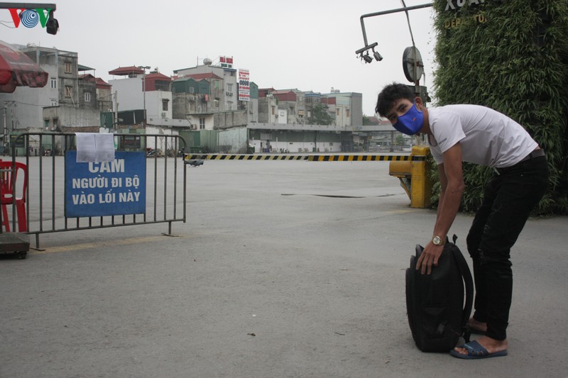 anh: ben xe o ha noi khong mot bong nguoi ngay dau thuc hien cach ly xa hoi hinh 16