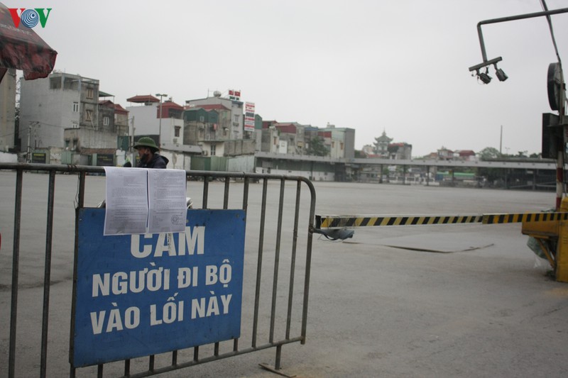 anh: ben xe o ha noi khong mot bong nguoi ngay dau thuc hien cach ly xa hoi hinh 17
