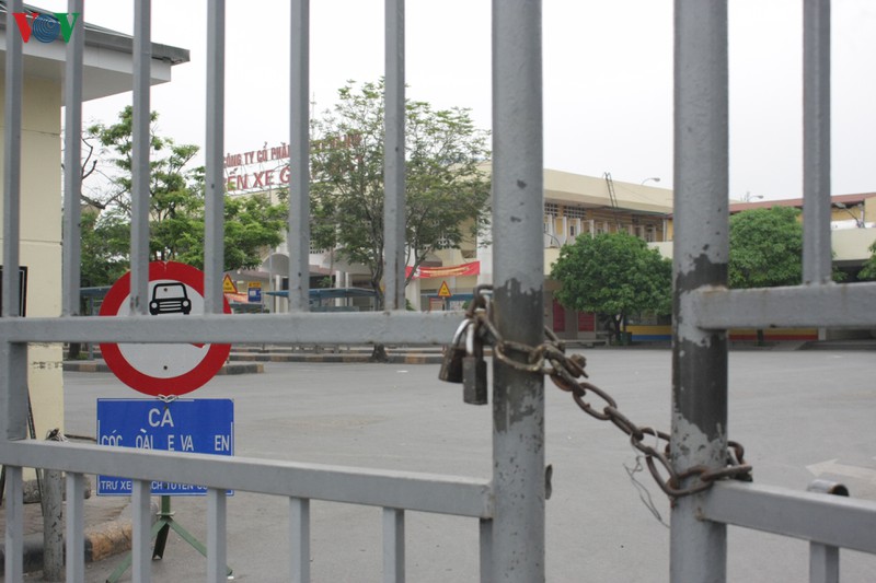 anh: ben xe o ha noi khong mot bong nguoi ngay dau thuc hien cach ly xa hoi hinh 18