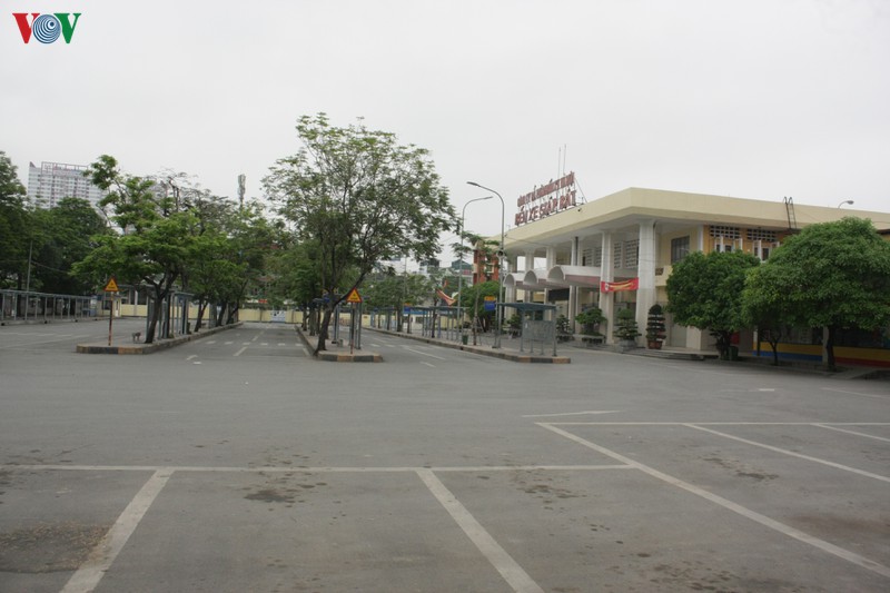 anh: ben xe o ha noi khong mot bong nguoi ngay dau thuc hien cach ly xa hoi hinh 1