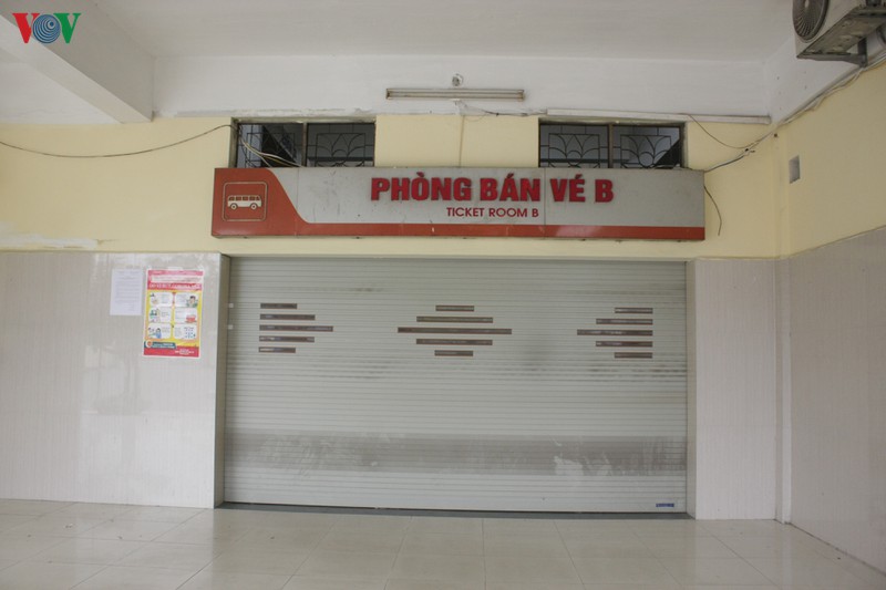 anh: ben xe o ha noi khong mot bong nguoi ngay dau thuc hien cach ly xa hoi hinh 3