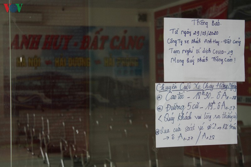 anh: ben xe o ha noi khong mot bong nguoi ngay dau thuc hien cach ly xa hoi hinh 5