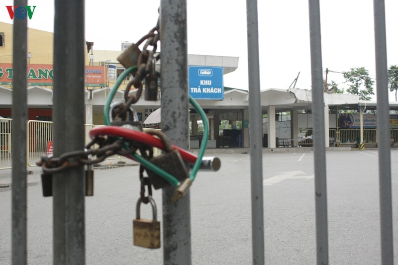 anh: ben xe o ha noi khong mot bong nguoi ngay dau thuc hien cach ly xa hoi hinh 6